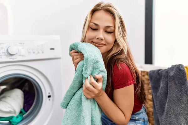 Menina Caucasiana Jovem Sorrindo Roupas Limpeza Feliz Usando Máquina Whasing — Fotografia de Stock