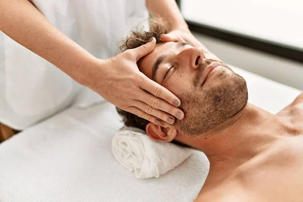 Giovane Uomo Ispanico Con Massaggio Facciale Centro Bellezza — Foto Stock