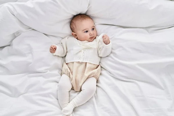 Αξιολάτρευτο Μωρό Χαλαρό Ξαπλωμένο Στο Κρεβάτι Στο Υπνοδωμάτιο — Φωτογραφία Αρχείου