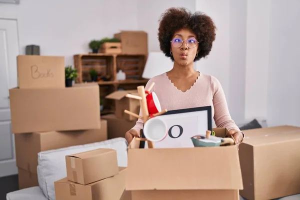 Junge Afrikanisch Amerikanische Frau Zieht Ein Neues Zuhause Und Macht — Stockfoto