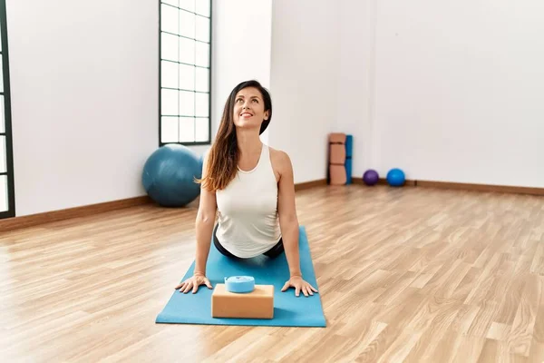 Middle Age Hispanic Woman Smiling Confident Training Yoga Sport Center — Stock Photo, Image