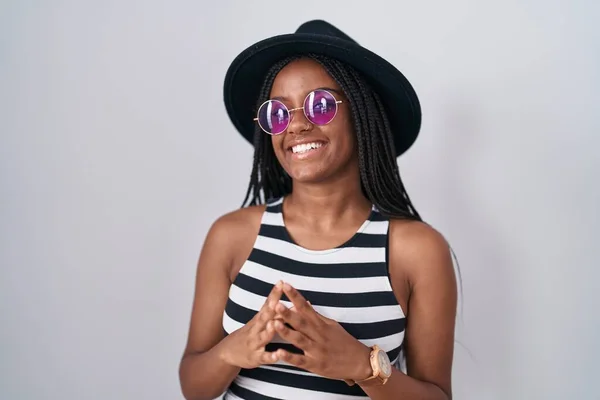 Młody Afroamerykanin Warkoczami Kapeluszu Okularach Przeciwsłonecznych Trzymający Kciuki Uśmiechnięty Pogodny — Zdjęcie stockowe