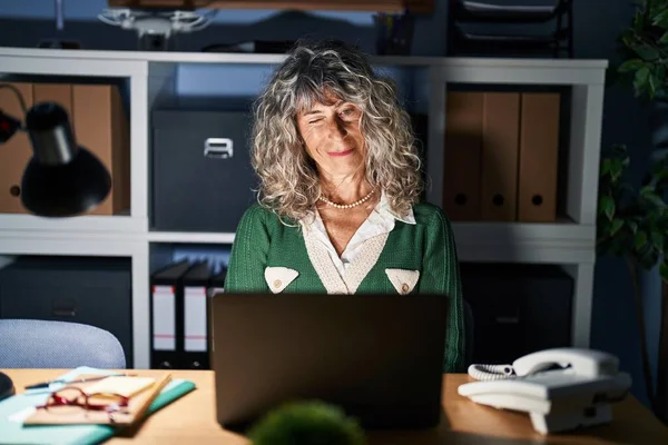 Mujer Mediana Edad Que Trabaja Por Noche Utilizando Ordenador Portátil —  Fotos de Stock