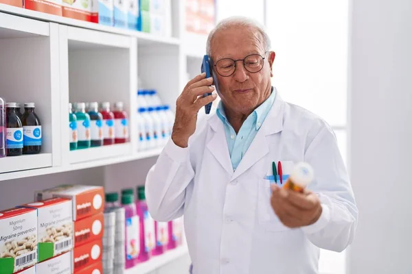 Homem Cabelos Grisalhos Sênior Farmacêutico Falando Smartphones Segurando Pílulas Farmácia — Fotografia de Stock