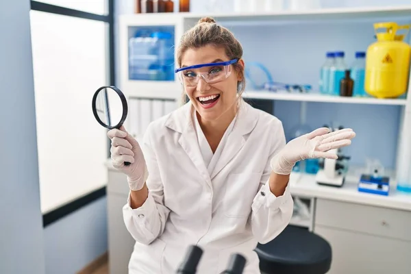 Giovane Donna Che Lavora Presso Laboratorio Scientifico Con Una Lente — Foto Stock