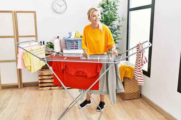 Joven Chica Rubia Sonriendo Feliz Haciendo Colada Casa —  Fotos de Stock