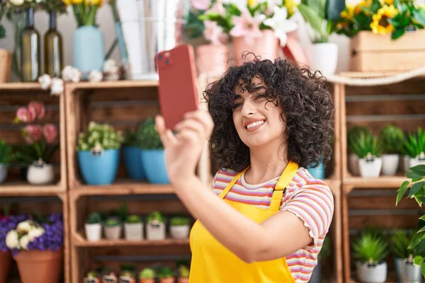 Genç Ortadoğulu Çiçekçi Kadın Çiçekçide Akıllı Telefondan Selfie Çekiyor — Stok fotoğraf