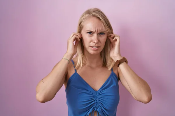 Young Caucasian Woman Standing Pink Background Covering Ears Fingers Annoyed — Stok fotoğraf