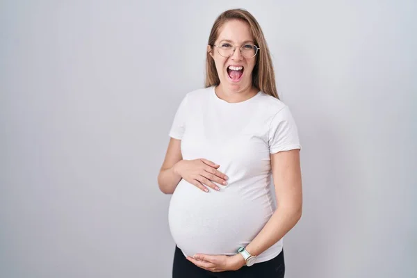 Mladá Těhotná Žena Čeká Dítě Dotýká Těhotného Břicha Úsměvem Hlasitě — Stock fotografie