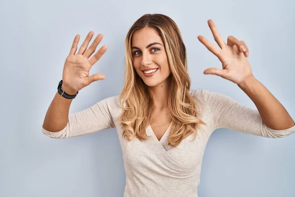 Jovem Loira Sobre Fundo Isolado Mostrando Apontando Para Cima Com — Fotografia de Stock