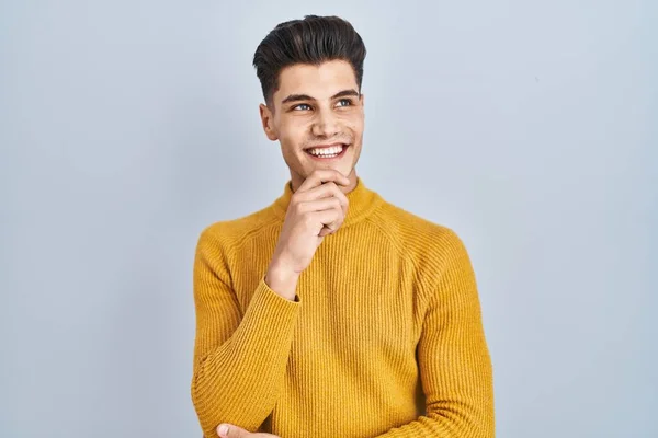 Young Hispanic Man Standing Blue Background Hand Chin Thinking Question — Stock Photo, Image