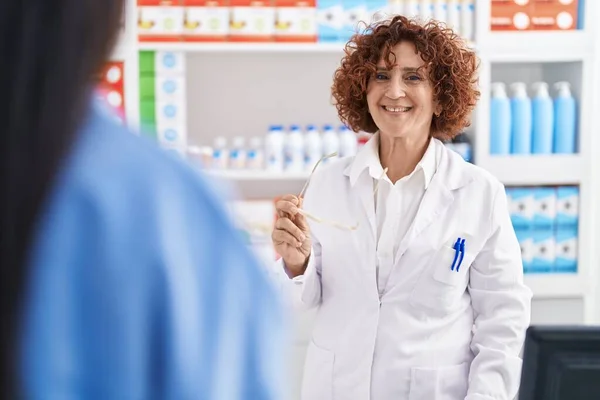 Two Women Pharmacist Customer Speaking Pharmacy — Foto de Stock