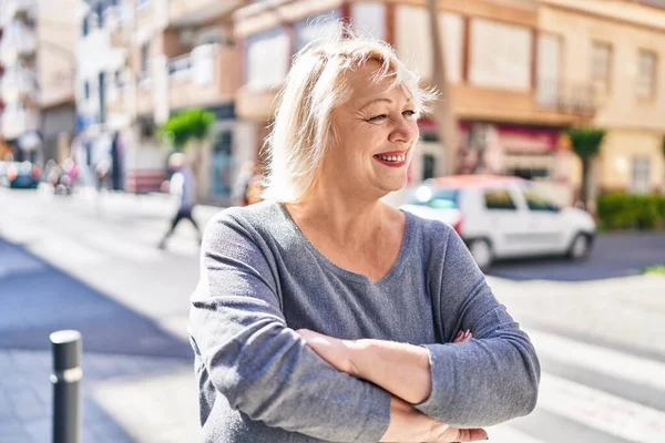Middle Age Blonde Woman Smiling Confident Standing Arms Crossed Gesture — ストック写真