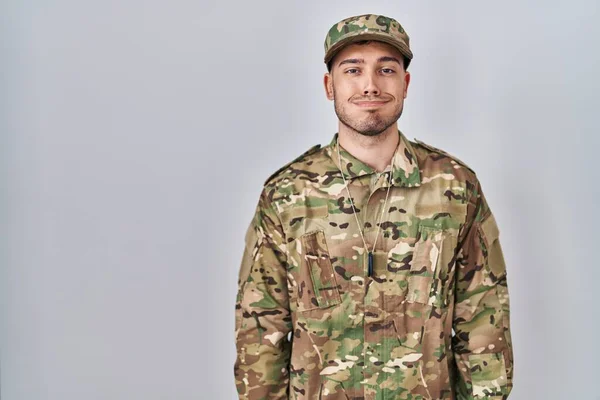 Jovem Hispânico Vestindo Camuflagem Uniforme Exército Soprando Bochechas Com Rosto — Fotografia de Stock