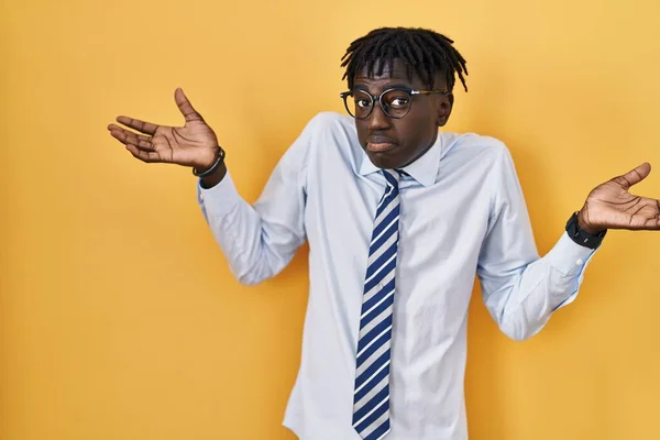 Hombre Africano Con Rastas Pie Sobre Fondo Amarillo Expresión Despistada — Foto de Stock