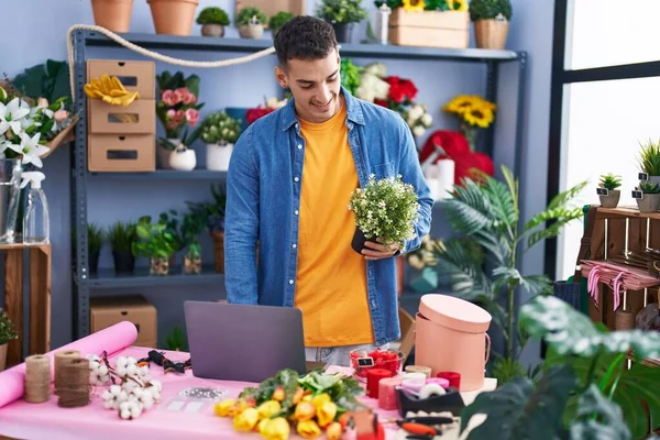 Jovem Florista Hispânico Usando Laptop Segurando Planta Loja Florista — Fotografia de Stock