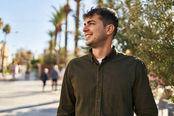 Joven Hombre Hispano Sonriendo Confiado Mirando Lado Parque —  Fotos de Stock