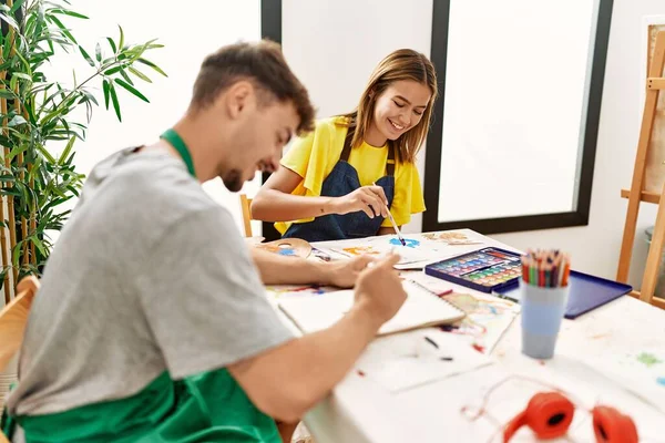 Jovem Artista Hispânico Casal Sorrindo Desenho Feliz Estúdio Arte — Fotografia de Stock