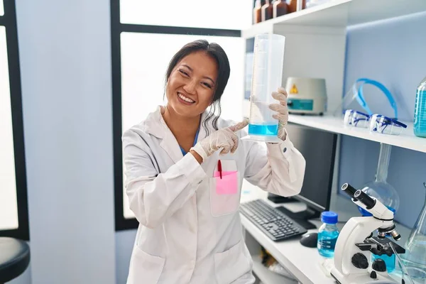 Young Chinese Woman Wearing Scientist Uniform Measuring Liquid Laboratory — Stockfoto