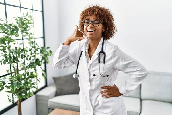 Junge Afrikanisch Amerikanische Frau Arztuniform Und Stethoskop Lächelt Und Macht — Stockfoto