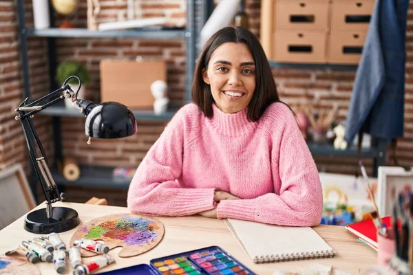 Jovem Hispânica Sorrindo Desenho Confiante Notebook Estúdio Arte — Fotografia de Stock