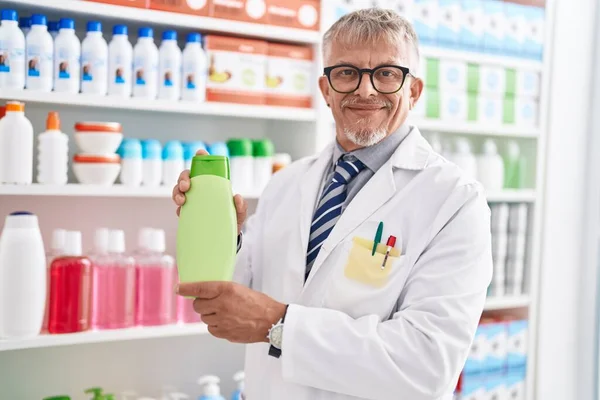 Medelålders Gråhårig Man Farmaceut Som Håller Schampo Flaska Laboratorium — Stockfoto