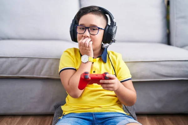 Jong Latijns Amerikaans Kind Spelen Video Game Holding Controller Dragen — Stockfoto