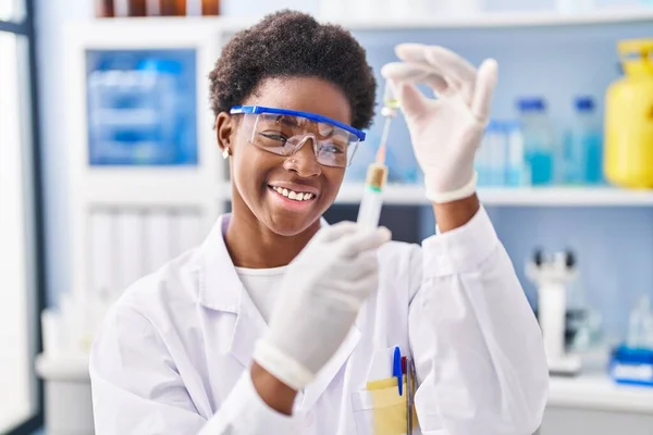 アフリカ系アメリカ人女性科学者の制服を着た女性が実験室で — ストック写真