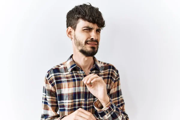 Hombre Hispano Con Barba Pie Sobre Fondo Aislado Expresión Repugnante —  Fotos de Stock