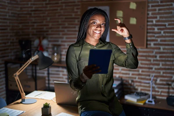 Geceleri Büroda Örgü Ören Genç Afro Amerikalı Gülümseyen Hareketleriyle Küçük — Stok fotoğraf