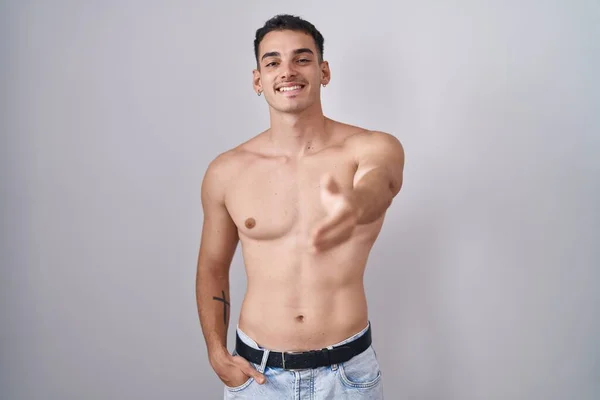 Hombre Hispano Guapo Pie Sin Camisa Sonriente Amistoso Ofreciendo Apretón —  Fotos de Stock