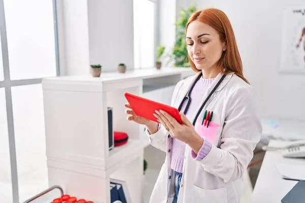 Jovem Branca Médica Usando Touchpad Com Expressão Relaxada Clínica — Fotografia de Stock