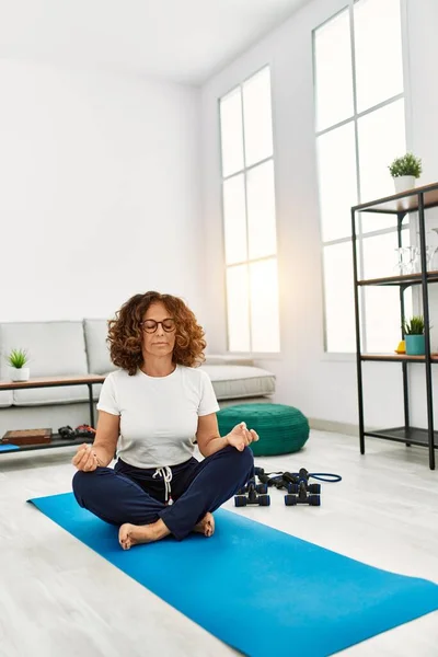 Olgun Spanyol Kadın Evdeki Oturma Odasında Yoga Meditasyonu Yapıyor — Stok fotoğraf