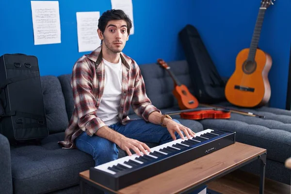 Jonge Spaanse Man Die Piano Speelt Muziekstudio Sceptisch Nerveus Fronsend — Stockfoto