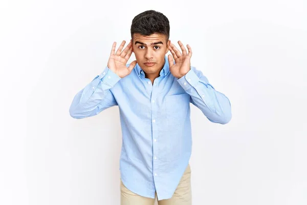 Mladý Hispánec Pracovní Košili Stojící Nad Izolovaným Pozadím Pokoušející Zaslechnout — Stock fotografie