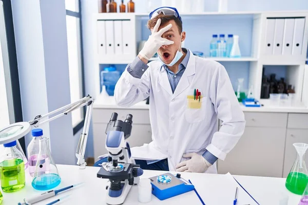 Caucasian Man Working Scientist Laboratory Peeking Shock Covering Face Eyes — Stock fotografie