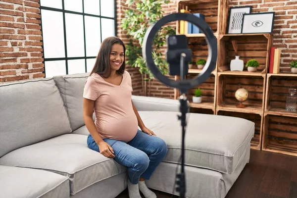 Joven Mujer Embarazada Grabando Vlog Tutorial Con Smartphone Casa Luciendo —  Fotos de Stock