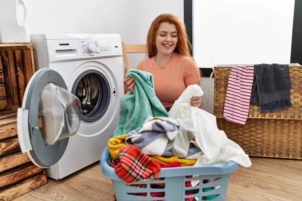 Jovem Ruiva Limpando Roupas Usando Máquina Lavar Roupa Lavanderia — Fotografia de Stock