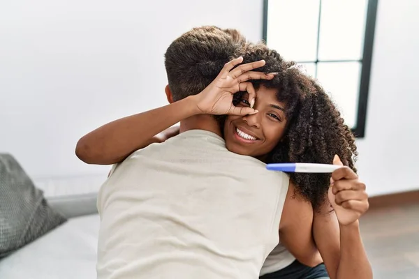Jong Interraciaal Paar Houden Zwangerschap Test Resultaat Glimlachend Gelukkig Doen — Stockfoto