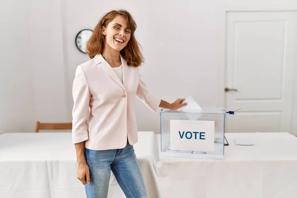 Νεαρή Καυκάσια Ψηφοφόρος Γυναίκα Χαμογελά Χαρούμενη Βάζοντας Ψηφοδέλτια Στην Εκλογική — Φωτογραφία Αρχείου