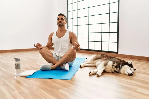 Jonge Spaanse Man Die Yoga Traint Met Hond Sportcentrum — Stockfoto