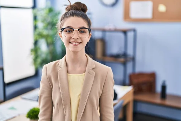 Tonåring Flicka Som Arbetar Kontoret Bär Glasögon Ser Positiv Och — Stockfoto