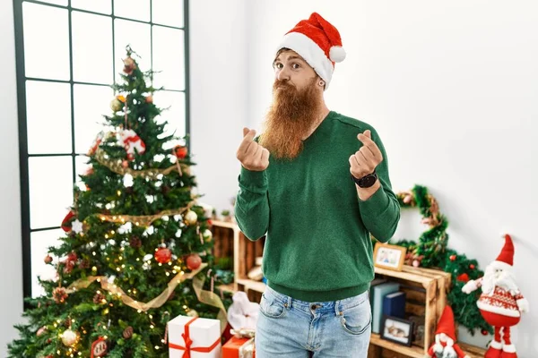 Zrzavý Muž Dlouhými Vousy Nosí Vánoční Čepici Vánočního Stromku Dělá — Stock fotografie