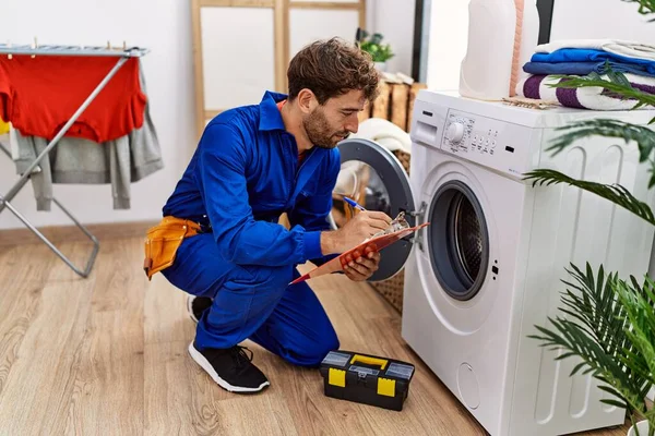 Ung Latinamerikan Man Bär Händig Uniform Reparera Tvättmaskin Tvättstuga — Stockfoto