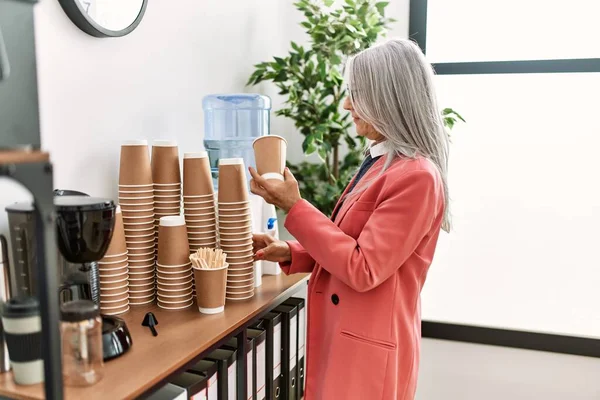 Grauhaarige Frau Mittleren Alters Die Büro Ein Glas Kaffee Zum — Stockfoto