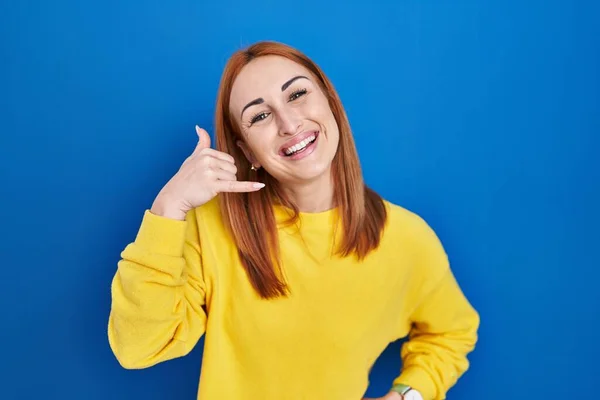 Giovane Donna Piedi Sopra Sfondo Blu Sorridente Facendo Gesto Del — Foto Stock