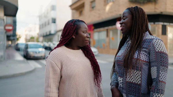 二人のアフリカ系アメリカ人の友人が自信を持って通りで話している — ストック写真