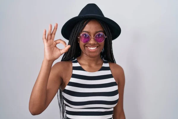 Молодой Африканский Американец Косичками Шляпе Солнечных Очках Улыбаясь Позитивно Делает — стоковое фото