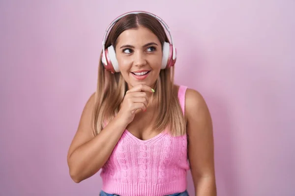 Young Blonde Woman Listening Music Using Headphones Hand Chin Thinking — Foto de Stock