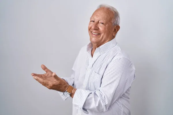 Senior Man Grey Hair Standing Isolated Background Pointing Aside Hands — Stock Photo, Image